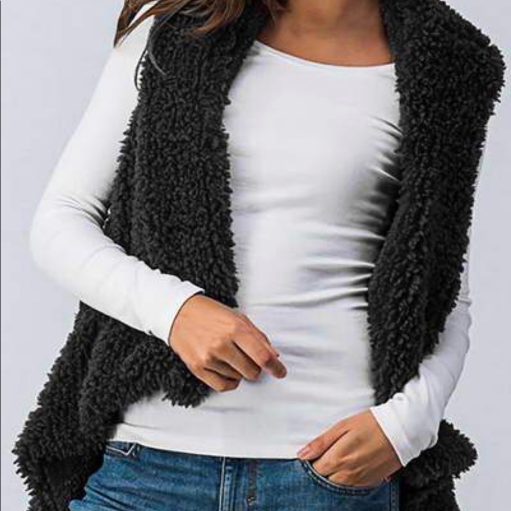 Black ELIETIAN faux fur vest.